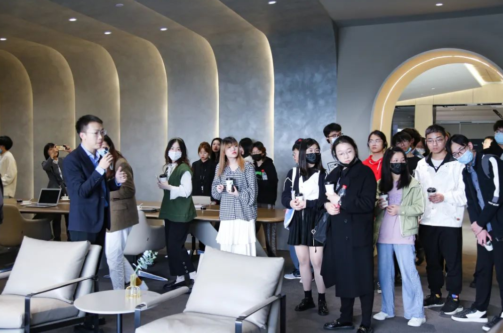 中国计量大学学生团队参观科尔卡诺办公家具总部